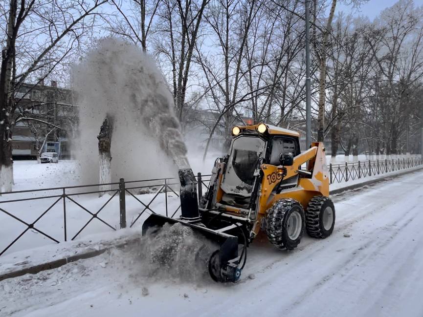Коммунальщики Краснокаменска ведут уборку улиц после снегопада