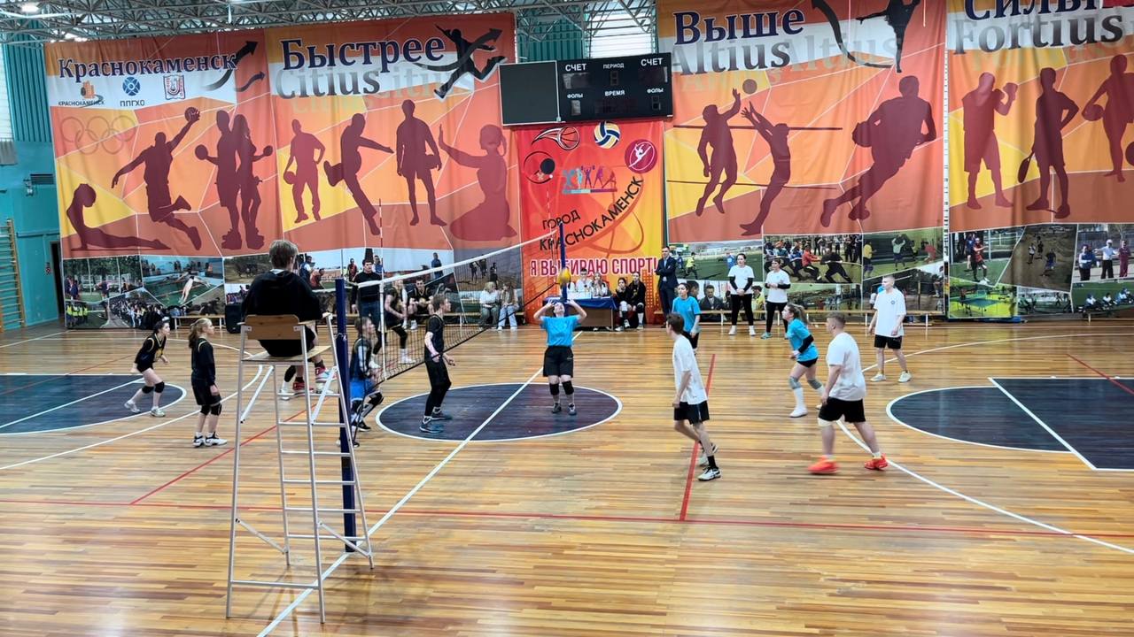 В духе соперничества и дружбы: в Краснокаменске прошел турнир по волейболу в рамках года семьи
