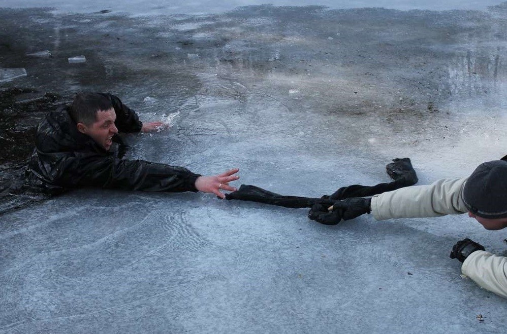 Правила оказания помощи провалившемуся под лед