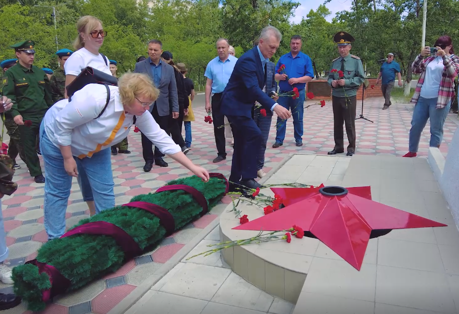 Краснокаменцы возложили цветы накануне Дня памяти и скорби