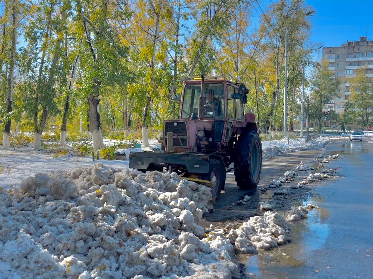 Спецтехника продолжает уборку дорог от снега в Краснокаменске