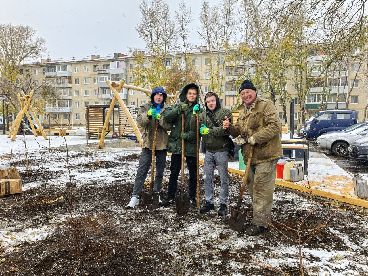 Краснокаменские волонтеры высадили деревья на обновленной площади общественного торгового центра  1-го микрорайона