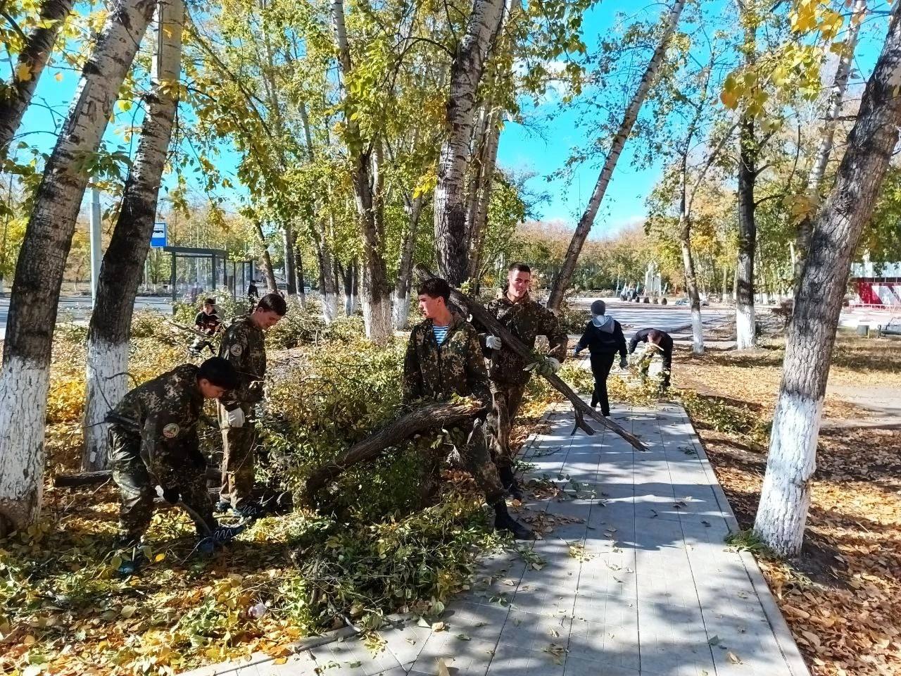 Юнармейцы Краснокаменска провели субботник под девизом клуба: Не бойся, я с тобой – мой город!